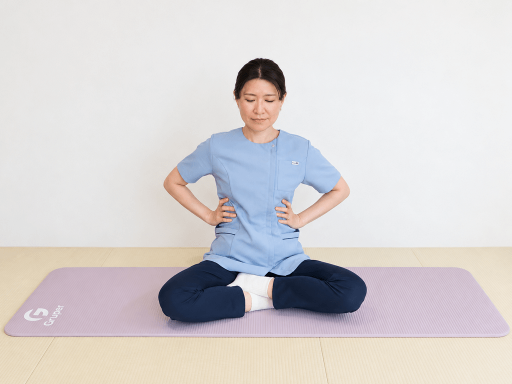 両手を肋骨に当てて行う呼吸